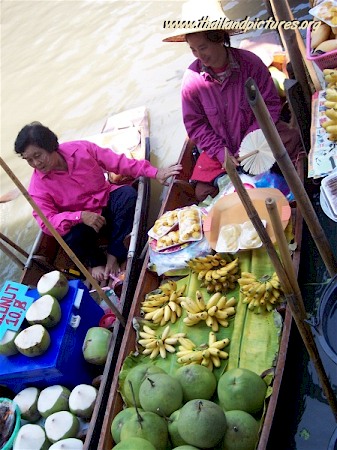 A picture of the Thai floating market.